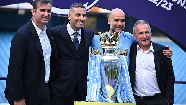 Txiki Begiristain (right), long-time companion of Pep Guardiola (2nd from right), is set to leave Manchester City. (Bild: AFP/Oli SCARFF)