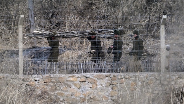 Nordkoreanische Soldaten befestigen die Grenze zu Südkorea (Archivbild). (Bild: APA/AFP)