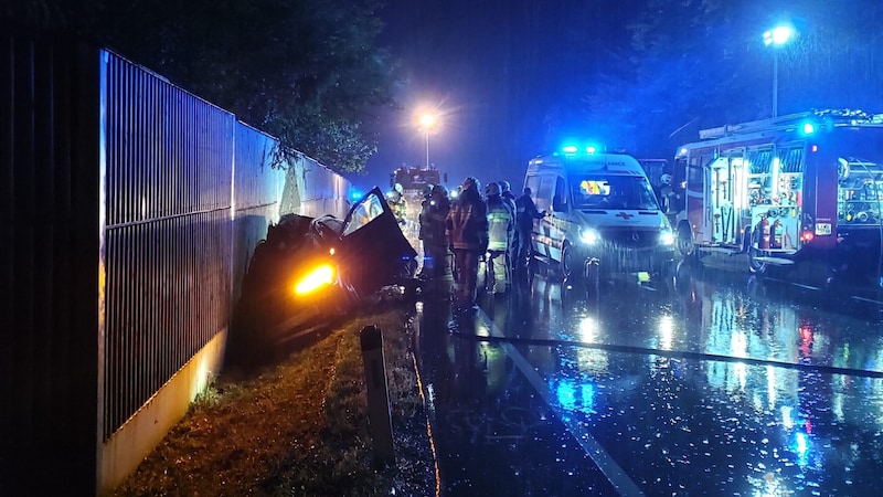 Nach 120 Metern kam das Fahrzeug zum Stillstand. (Bild: FF Scheffau)