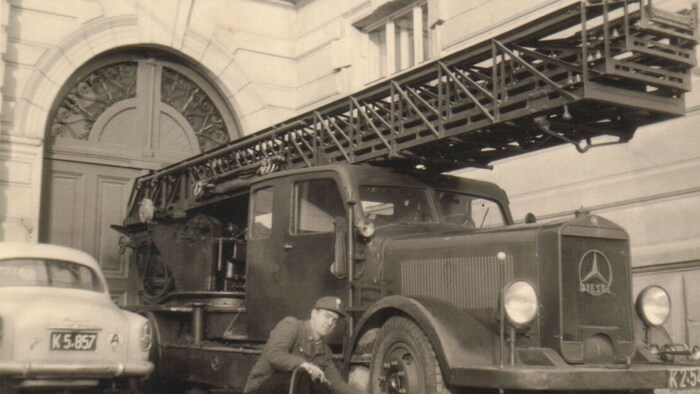 Ein Bild von einst aus dem Archiv der FF Hauptwache Klagenfurt: Ein Einsatzwagen mit Drehleiter vor der Hasnerschule, die einst auch das Rüsthaus beherbergte.