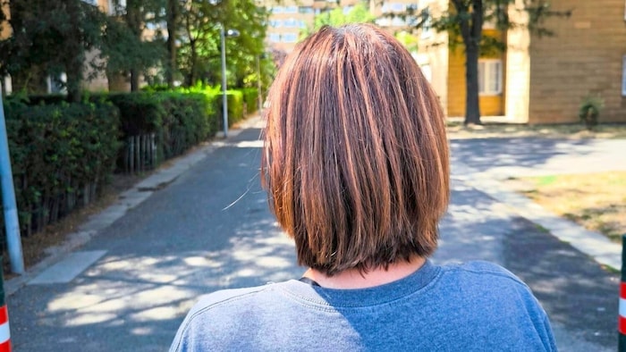 Frau N. wollte nur von hinten fotografiert werden, weil sie Angst vor den Jugendlichen hat.
