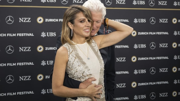 Richard Gere turtelte beim Zürich Film Festival, was das Zeug hielt, und konnte seine Finger fast nicht von seiner schönen Alejandra lassen. (Bild: picturedesk.com/ENNIO LEANZA / Keystone)