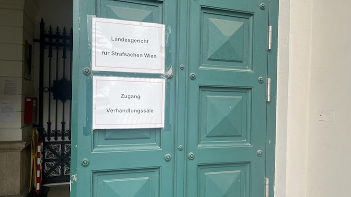 Von Justizwachebeamten wurde Raphael (15) zu seinem Prozess ins „Landl“ gebracht.