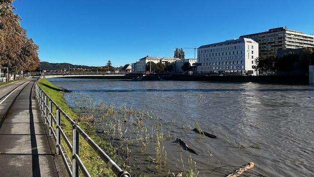 Die Wassermassen sorgen bei der Lehener Brücke für eine Sperre der Rad-Unterführung.  (Bild: zVg)