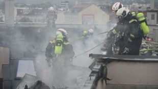 100 Einsatzkräfte rückten mit 25 Fahrzeugen an, um den Brand zu löschen. (Bild: Stadt Wien I Feuerwehr)