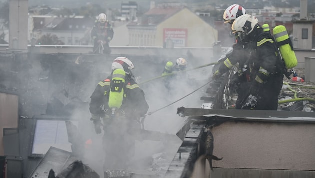 100 emergency services arrived with 25 vehicles to extinguish the fire. (Bild: Stadt Wien I Feuerwehr)