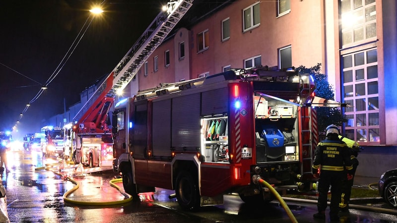 25 vehicles with a 100-person crew were needed to rescue 35 people from the stairwell. (Bild: Stadt Wien I Feuerwehr)