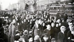 Der Frauenmarsch in St. Petersburg markierte den Beginn der Russischen Revolution. (Bild: Bridgeman Art Library / picturedesk.com)