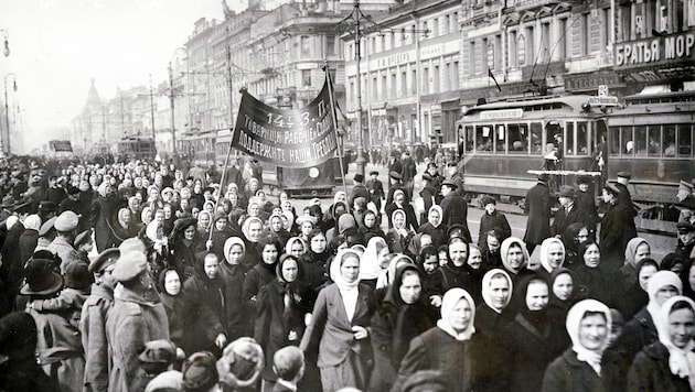 Der Frauenmarsch in St. Petersburg markierte den Beginn der Russischen Revolution. (Bild: Bridgeman Art Library / picturedesk.com)