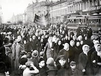 Der Frauenmarsch in St. Petersburg markierte den Beginn der Russischen Revolution. (Bild: Bridgeman Art Library / picturedesk.com)