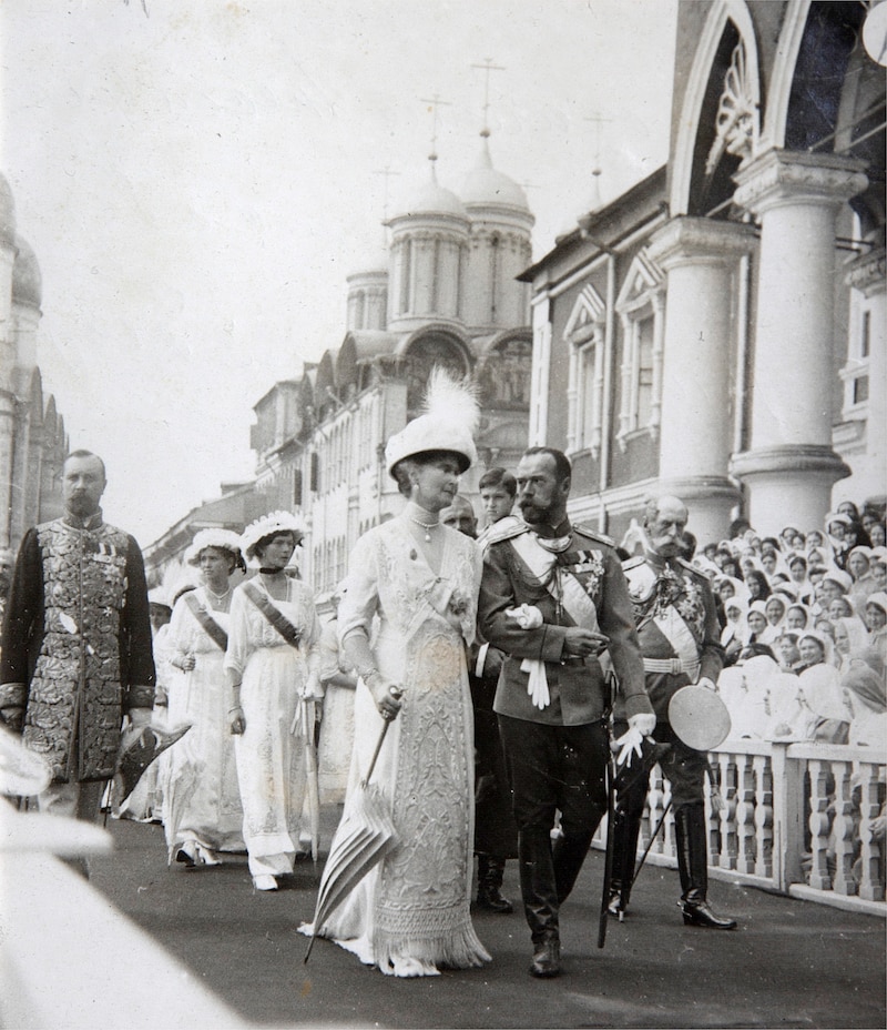 Zar Nikolaus II. und Zarin Alexandra mit ihren Töchtern (in weißen Kleidern) und dem Thronfolger Alexej (hinter dem Zaren, auf dem Arm seines Leibwächters).  (Bild: picturedesk.com/akg-images / picturedesk.com)