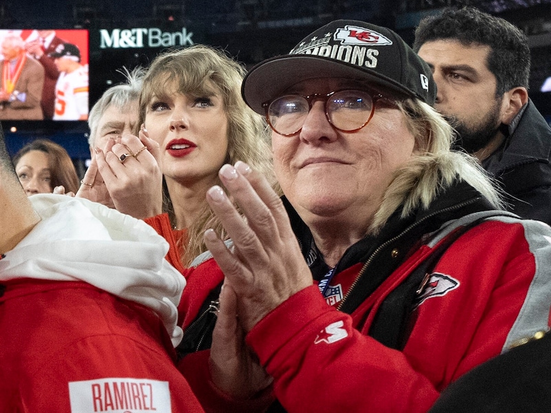 Taylor Swift und ihre möglicherweise künftige Schwiegermama drücken Travis Kelce bei Spielen oft gemeinsam die Daumen. (Bild: AP ( via APA) Austria Presse Agentur/Julio Cortez)