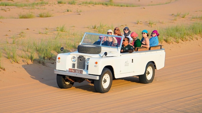 Wüstensafari im Vintage Land Rover. Über scheinbar endlose Sanddünen cruisen.