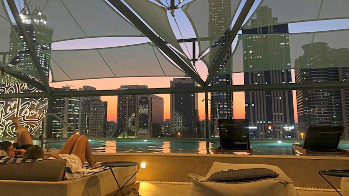 Orient trifft Moderne: Pool am Dach des Hotels mit Blick auf die Skyline