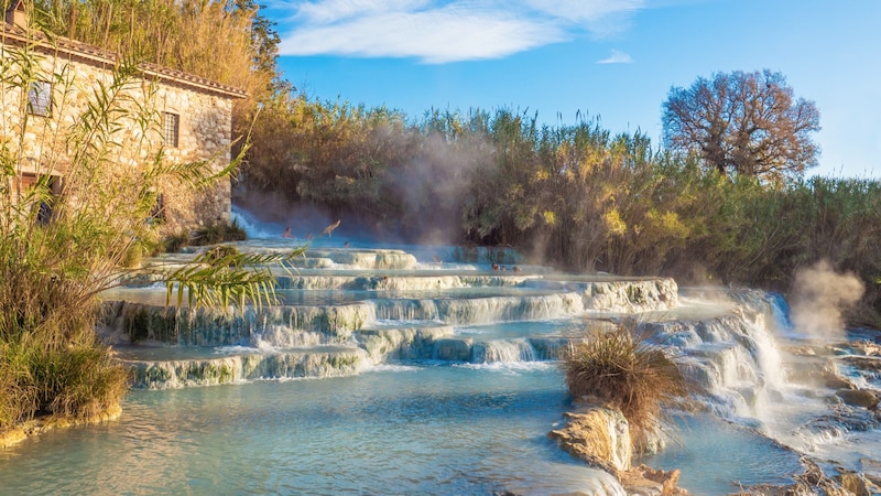 The Cascate del Mulino in Saturnia are open to the public and free of charge. If you want to enjoy the thermal water in the natural pools on your own, you should make use of the off-peak hours (Bild: stock.adobe.com/ValerioMei - stock.adobe.com)