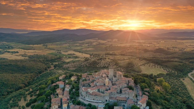 The medieval castle town of Capalbio offers a wonderful view of the beautiful landscape and regional specialties in the restaurants. (Bild: stock.adobe.com/Massimo - stock.adobe.com)