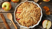 Besonders gut schmeckt dieser Crumble, wenn man ihn lauwarm und noch zusätzlich mit einer Kugel Vanilleeis serviert. (Bild: Paulius - stock.adobe.com)