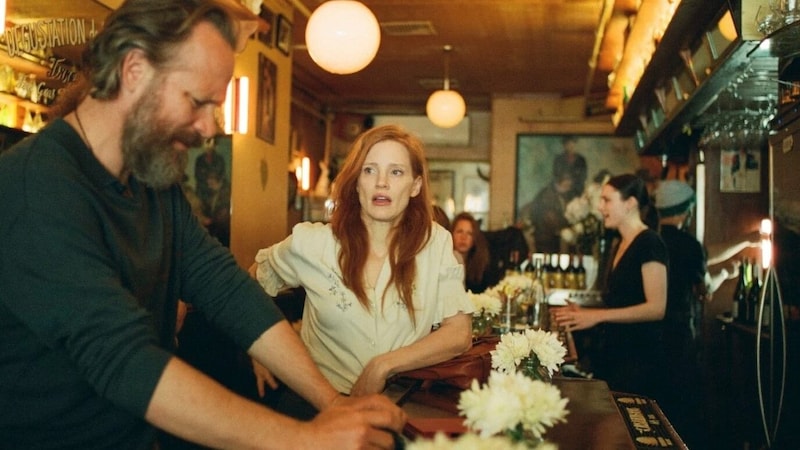 Saul (Peter Sarsgaard) leidet an früh einsetzender Demenz und Slyvia (Jessica Chastain) übernimmt seine Betreuung.  (Bild: Teorema 2023)