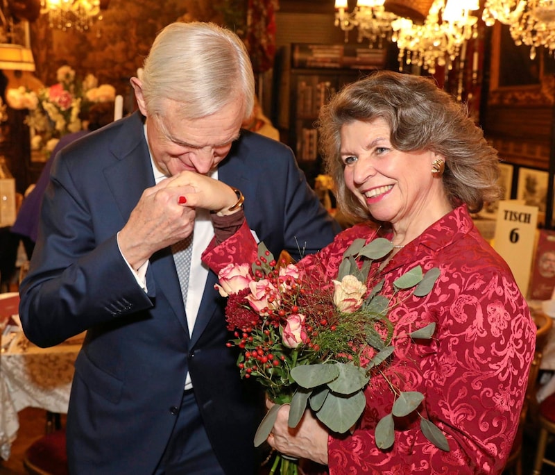 If anyone can do it, it's him! The pope of manners Thomas Schäfer-Elmayer with Christine Zach at the award ceremony in Marchfelderhof. (Bild: © Conny de Beauclair)