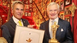 Marchfelderhof-Gastgeber Peter Großmann mit Thomas Schäfer-Elmayer (rechts im Bild). Der erhielt vom Haus den „Goldenen Johann Strauss“, so wie vor ihm Stars wie Riccardo Muti, Otto Schenk und Renate Holm. (Bild: © Conny de Beauclair)