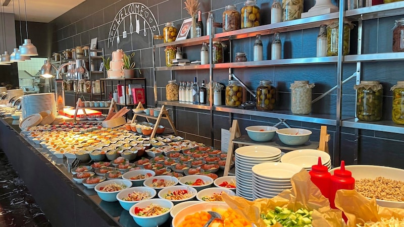 No culinary wishes remain unfulfilled at the Sunday KaiserBrunch. It starts with a champagne aperitif and finger food canapés. (Bild: Arcotel)