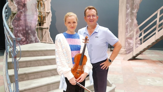 Probenbesuch: Samira Dietze steuert ein Violinsolo bei; Matjaž Stopinšek singt Paganini (Bild: Farbwerk/Liz Blur)