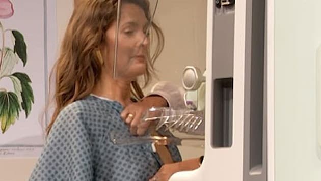 Drew Barrymore during her mammogram in front of the camera (Bild: www.instagram.com/The Drew Barrymore Show)