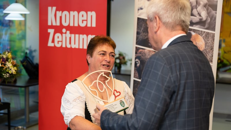 Susanne Bräuer at the presentation of the Animal Welfare Award by Deputy Governor Anton Lang (Bild: Land Steiermark)