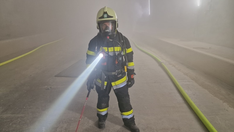 Oliver Süss practices for emergencies at the Erzberg Tunnel Research Center. (Bild: Freiwillige Feuerwehr Kalsdorf)