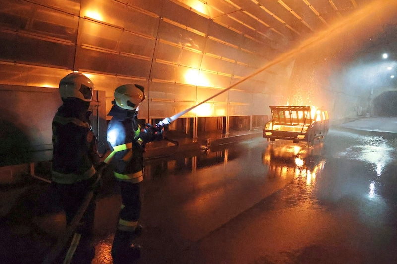 Im Erzberg haben die Feuerwehrleute bereits eine Ausbildung abgeschlossen. (Bild: Jauschowetz Christian)