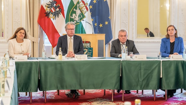 Four members of the provincial government at the summit: Doris Kampus, Christopher Drexler, Anton Lang and Barbara Eibinger-Miedl (Bild: LandSteiermark/Binder)