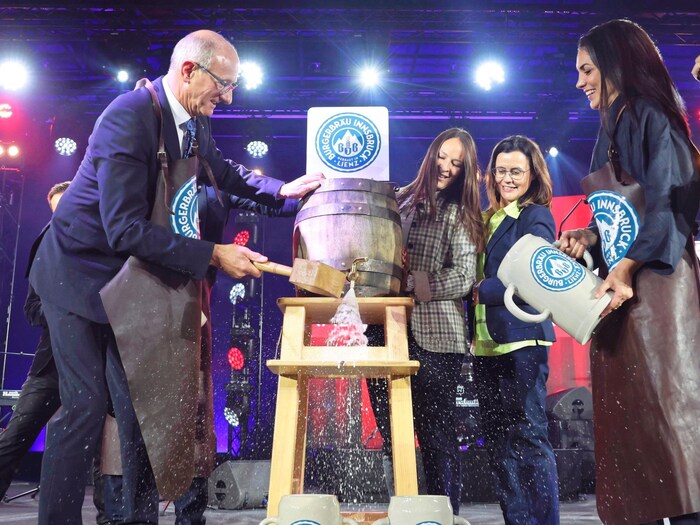 LH Mattle bewältigte den Bieranstich bei der Eröffnung trotz widerspenstigem Zapfhahn.