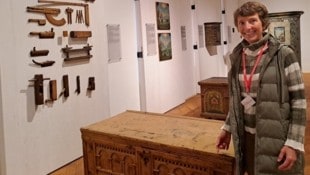 Ingeborg Schmid: Die promovierte Ethnologin und Romanistin mit Schwerpunkt auf der italienischen Sprache ist die neue Leiterin der Abteilung Volkskunde im Landesmuseum – am Foto im Volkskunderaum im Kärnten Museum. (Bild: Christina Natascha Kogler)