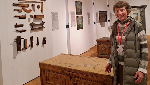 Ingeborg Schmid: The doctor of ethnology and Romance studies with a focus on the Italian language is the new head of the Folklore Department at the Provincial Museum - pictured in the Folklore Room at the Carinthia Museum. (Bild: Christina Natascha Kogler)