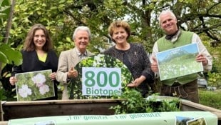 Freude über Grundstück Nr. 800: LR Ursula Lackner und Naturschutzbund-Präsident Johannes Gepp (Mitte) (Bild: Land Steiermark)