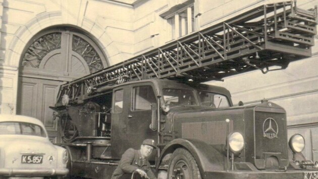 Car with turntable ladder in front of the Hasner School, which was also the fire station. (Bild: Hauptwache Klagenfurt)