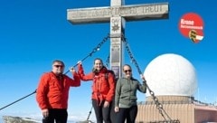 Manfred, Kerstin und Sandra gemeinsam am Gipfelkreuz (Bild: Evelyn Hronek)