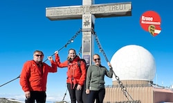 Manfred, Kerstin und Sandra gemeinsam am Gipfelkreuz