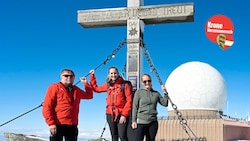 Manfred, Kerstin und Sandra gemeinsam am Gipfelkreuz (Bild: Evelyn Hronek)