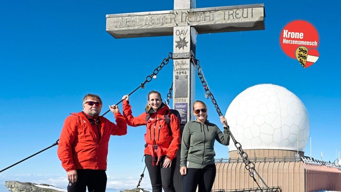 Manfred, Kerstin und Sandra gemeinsam am Gipfelkreuz