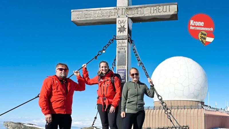 Manfred, Kerstin und Sandra gemeinsam am Gipfelkreuz (Bild: Evelyn Hronek)