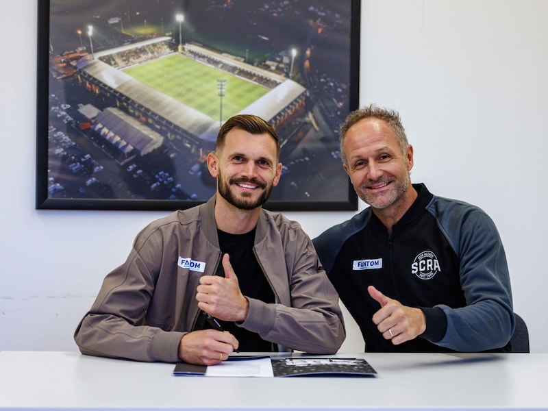 SCRA sports director Roland Kirchler (r.) is delighted with the signing of Fabio Ingolitsch. (Bild: Selina Meier Fotografie)