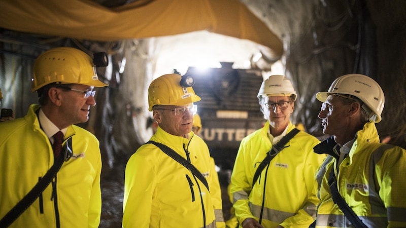 Politprominenz und Energie AG-Chef in der Stollen-Baustelle (Bild: Max Mayrhofer/Land OÖ)