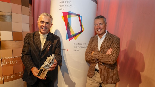 Fred Kendlbacher and Dominik Sobota (right) award the prize together with the city, province and ORF. (Bild: Tschepp Markus)