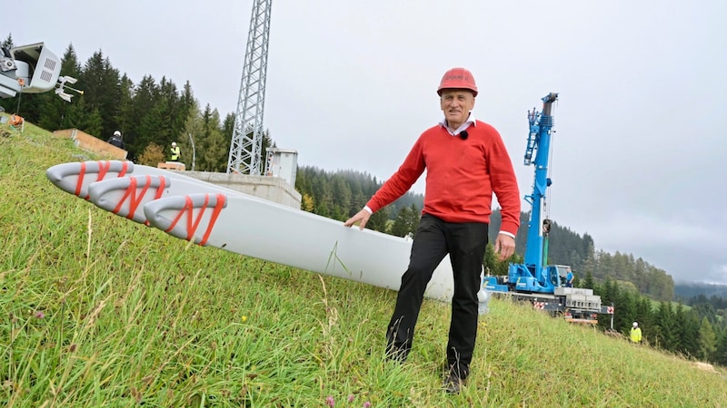 Das erste Kleinwindrad dreht sich bei Ökopionier Franz Dorner (Bild: Evelyn Hronek)