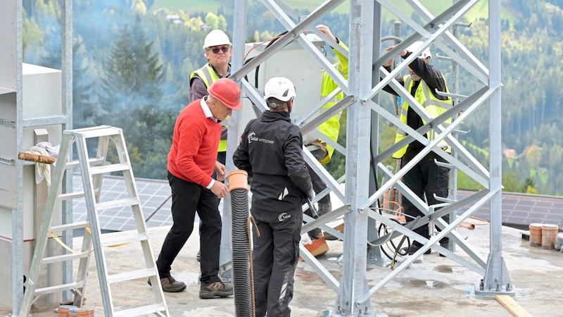 Ein aufregender für Franz Dorner: Wegen des starken Windes konnte die Montage Mittwoch noch nicht fertiggestellt werden. (Bild: Evelyn Hronek)