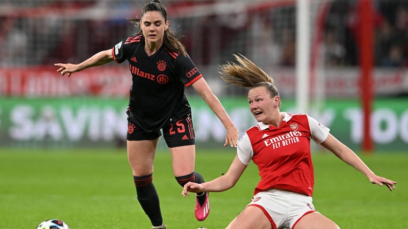 Sarah Zadrazil (l.) setzte sich mit Bayern gegen Arsenal durch. (Archivbild) (Bild: AFP/APA/Christof STACHE)