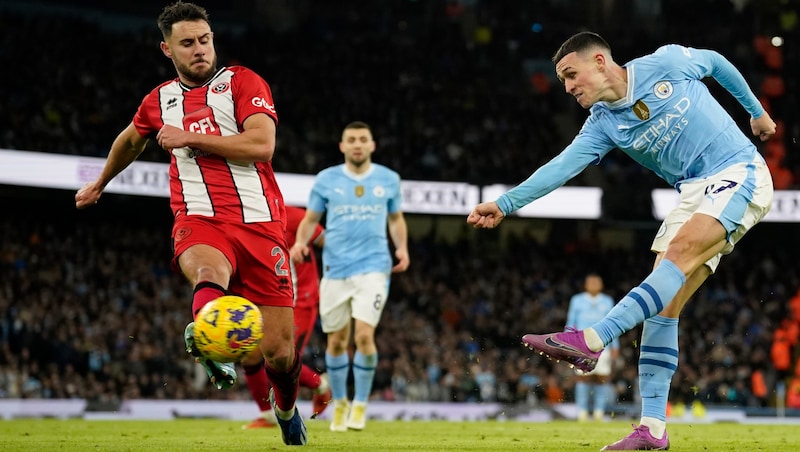 George Baldock (l.) in the Sheffield kit against Manchester City (Bild: AP/Dave Thompson)