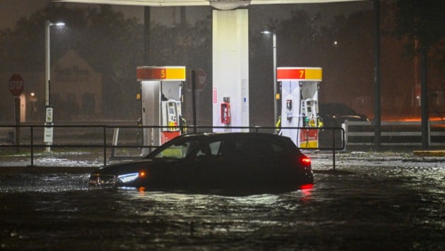 Überflutete Straße in der Ortschaft Brandon in Florida (Bild: APA/AFP)