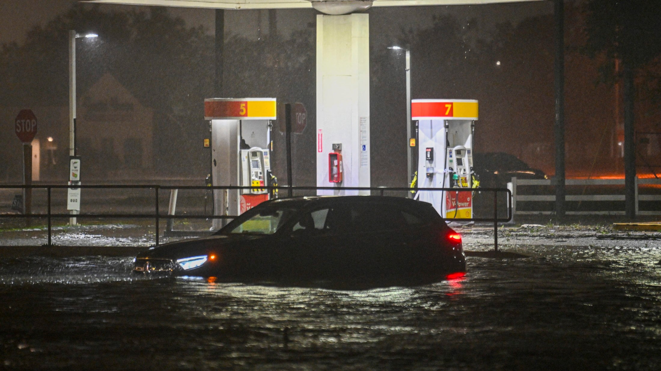 Überflutete Straße in der Ortschaft Brandon in Florida (Bild: AFP)